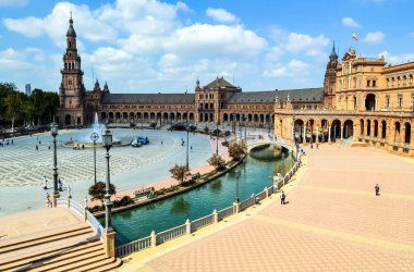 Sevilla, İspanya - 11 Ekim 2016: Turist İspanya 1928 tarihinde inşa kare (Plaza de Espana), Sevilla, İspanya, öyle bir Rönesans ve Mağribi stilleri karıştırma Bölgesellik Mimarlık örneği.
