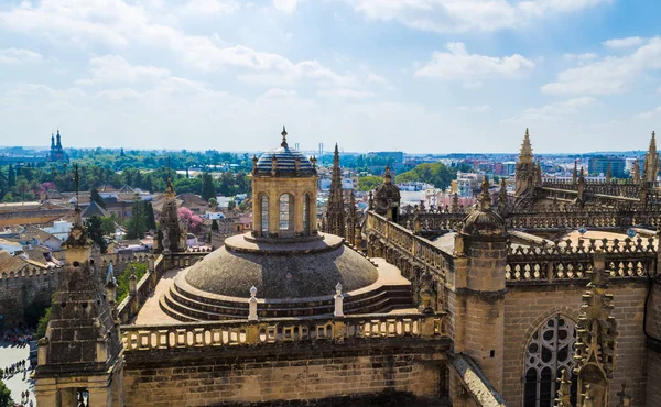 Vista a la Catedral de Sevilla y nuevos edificios, octubre 201 — Foto de Stock
