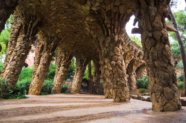 Arcade içinde tünel Rock Trail, Antonio Gaudi Park Guell, Barselona, İspanya, içinde görünüm 