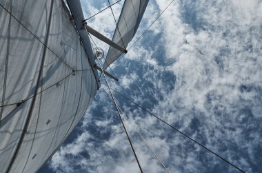 Yelken, gökyüzü açık