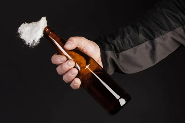 Botella de vidrio, el llamado cóctel molotov en la mano de la — Foto de Stock
