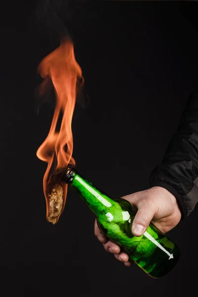 Botella de vidrio, el llamado cóctel molotov en la mano de la — Foto de Stock