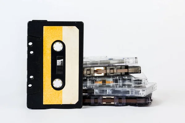 Vieille cassette audio isolée sur fond blanc. Reco historique — Photo