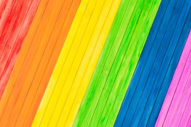 Bir eski rustik ahşap tahtası Eşcinsel gurur için gökkuşağı renkleri ile. GA