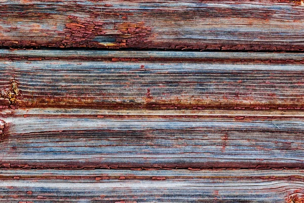 Parede de tábua vermelha de um celeiro velho. Tinta vermelha texturizada e em flocos fr — Fotografia de Stock