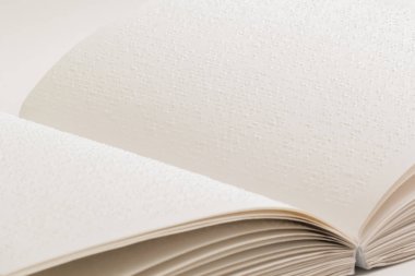 Görme engelliler için Braille ile açık bir kitap. 