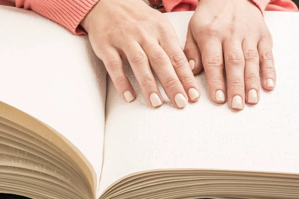 Libros Braille. El toque de las yemas de los dedos la textura de la p — Foto de Stock