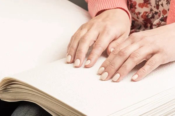 Libri Braille. Il tocco della punta delle dita la consistenza della p — Foto Stock