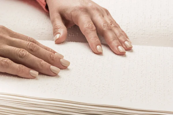 Böcker på punktskrift. Touch av fingertopparna texturen av p — Stockfoto