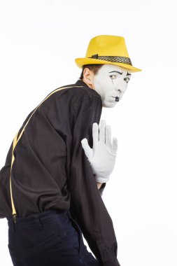 Af olduğunu gösteren, pandomim karmaşa içinde bir adam portresi