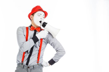 Palyaço, MIME, bir megafon tutarak. Duyguları ifade. 