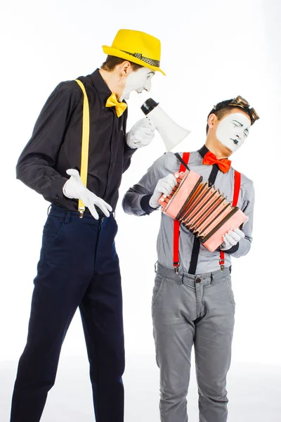Zwei Clowns, Pantomime, schrilles Megafon. Ausdruck von Emotionen. o — Stockfoto
