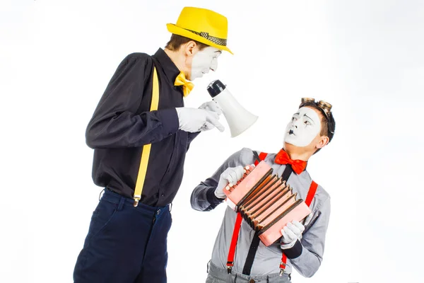 Zwei Clowns, Pantomime, schrilles Megafon. Ausdruck von Emotionen. o — Stockfoto