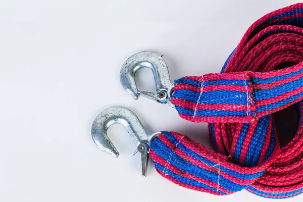 Блакитна/червона буксирна мотузка з металевими гачками ізольована на білому  . — стокове фото