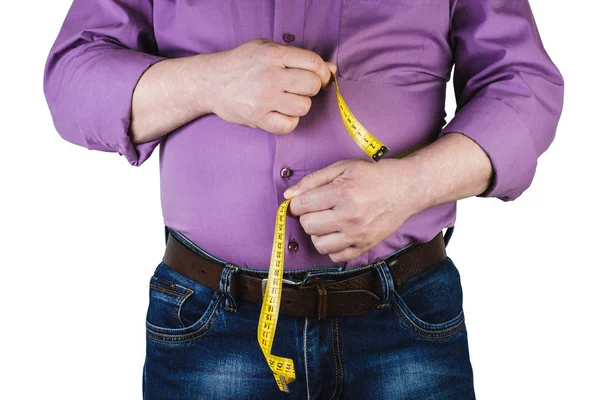 Grosso homem maduro medindo sua barriga com uma fita métrica, isol — Fotografia de Stock