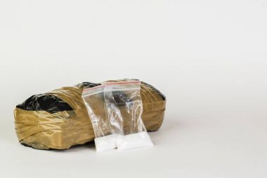 Beyaz arka plan üzerinde izole uyuşturucu paketleri