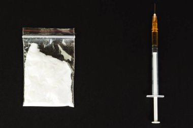 Uyuşturucu ve pişmiş eroin şırınga. Paket kokain. ISO