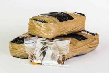 Beyaz arka plan üzerinde izole uyuşturucu paketleri