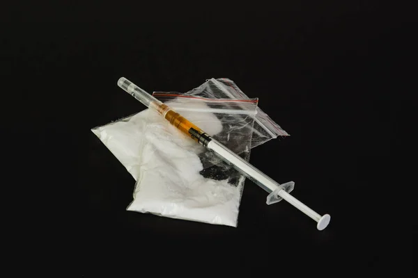 Strzykawki z lekiem i gotowane heroiny. Kokaina w pakiecie. ISO — Zdjęcie stockowe