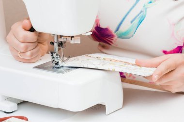 Beyaz dikiş makinesi için çalışan eller. Scrapbooking 