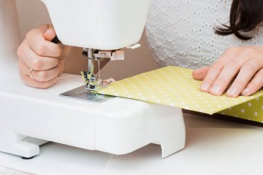 Beyaz dikiş makinesi için çalışan eller. Scrapbooking 