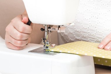 Beyaz dikiş makinesi için çalışan eller. Scrapbooking 