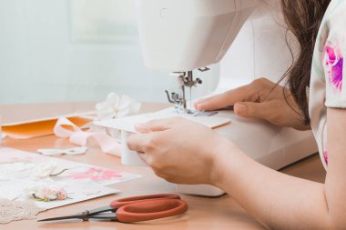 Beyaz dikiş makinesi için çalışan eller. Scrapbooking 