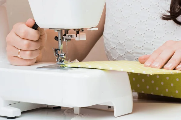 Manos femeninas trabajando para la máquina de coser blanca. Scrapbooking — Foto de Stock