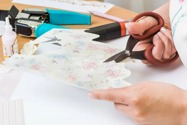 Рука девушки вырезать бумагу, скрапбукинг для свадьбы или другой праздничный — стоковое фото