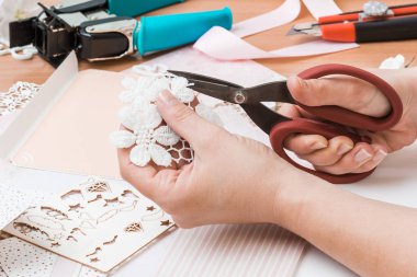 Kızın elini kağıt, scrapbooking düğün için veya diğer Festival süsleri keser. Scrapbooking için araçlar. DIY