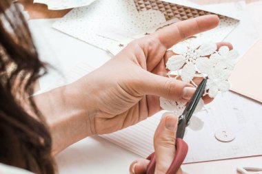 Kızın elini kağıt, scrapbooking düğün için veya diğer Festival süsleri keser. Scrapbooking için araçlar. DIY