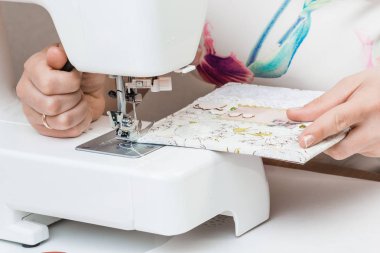 Beyaz dikiş makinesi için çalışan eller. Scrapbooking 