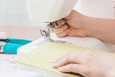 Beyaz dikiş makinesi için çalışan eller. Scrapbooking 