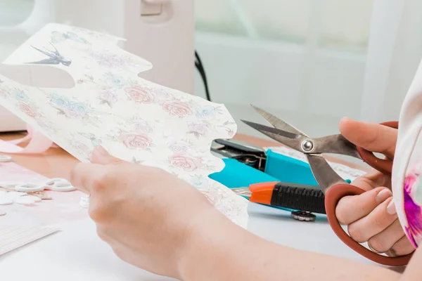 Рука девушки вырезать бумагу, скрапбукинг для свадьбы или другой праздничный — стоковое фото
