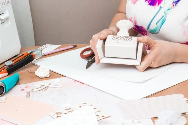 Herramientas para scrapbooking. Una mujer usa herramientas para cortar papel . — Foto de Stock