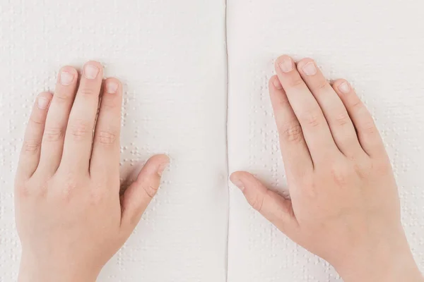 Le garçon aveugle lit un livre écrit sur le braille . — Photo