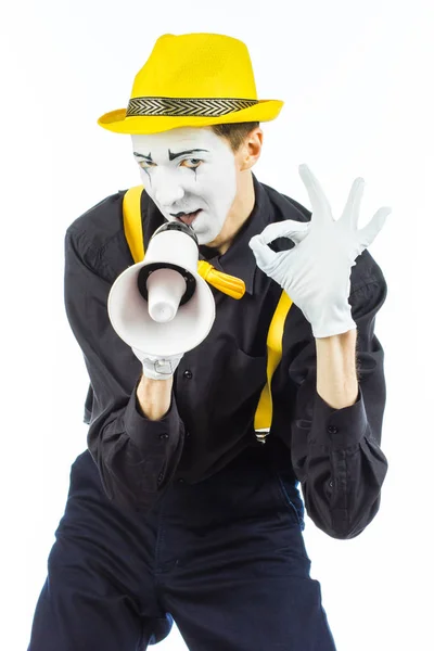 Ritratto di un mimo maschile, che urla o mostra su un megafono — Foto Stock