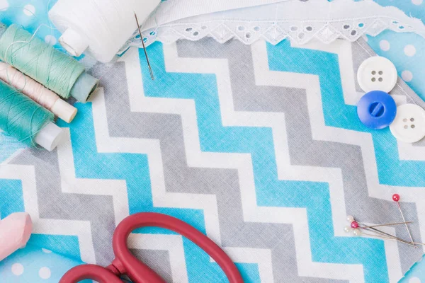 Dikiş ve örgü aletleri ve aksesuarları ile arka plan. Bir küme