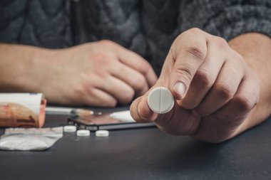 Bir uyuşturucu bağımlısı ya da uyuşturucu satıcısı uyuşturucu hapla holding.