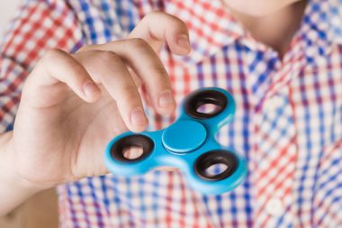 Erkek el holding bebeğim, tutmak popüler bir oyuncak. Bir çocuk oynuyor 