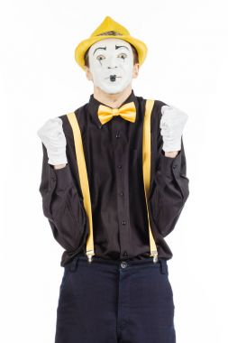 Mutlu bir genç adam, bir aktör, pandomim, başarı sevinir. 