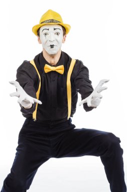 Mutlu bir genç adam, bir aktör, pandomim, başarı sevinir. 