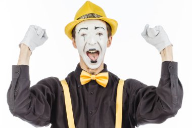 Mutlu bir genç adam, bir aktör, pandomim, başarı sevinir. 