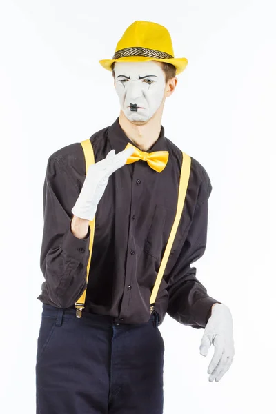 Porträtt av en manlig skådespelare, pantomim, som täcker hans näsa mot en — Stockfoto