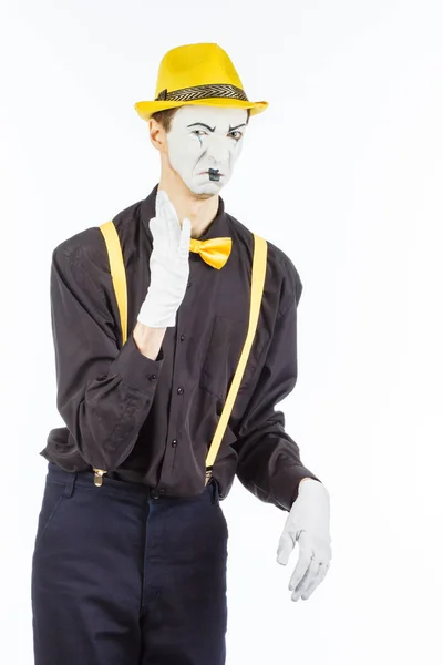 Porträtt av en manlig skådespelare, pantomim, som täcker hans näsa mot en — Stockfoto