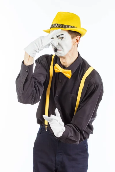 Retrato de um ator masculino, pantomima, cobrindo o nariz contra um — Fotografia de Stock