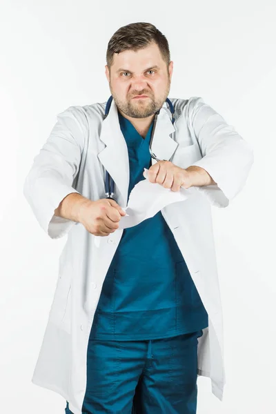 Porträt eines männlichen Arztes, der Papier zerreißt und zerreißt. Schlechtes Wetter — Stockfoto