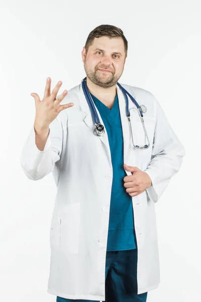 Lekarz w białym kitlu pokazuje jego ręka numer pięć. — Zdjęcie stockowe