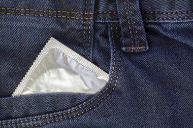 Prezervatif mavi kot pantolon cebinde. Prezervatif