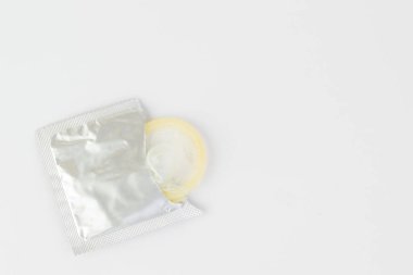 Beyaz arka plan üzerinde izole prezervatif.